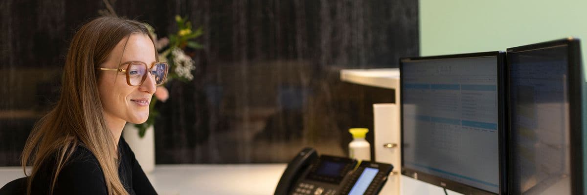 Collega werkt aan bureau